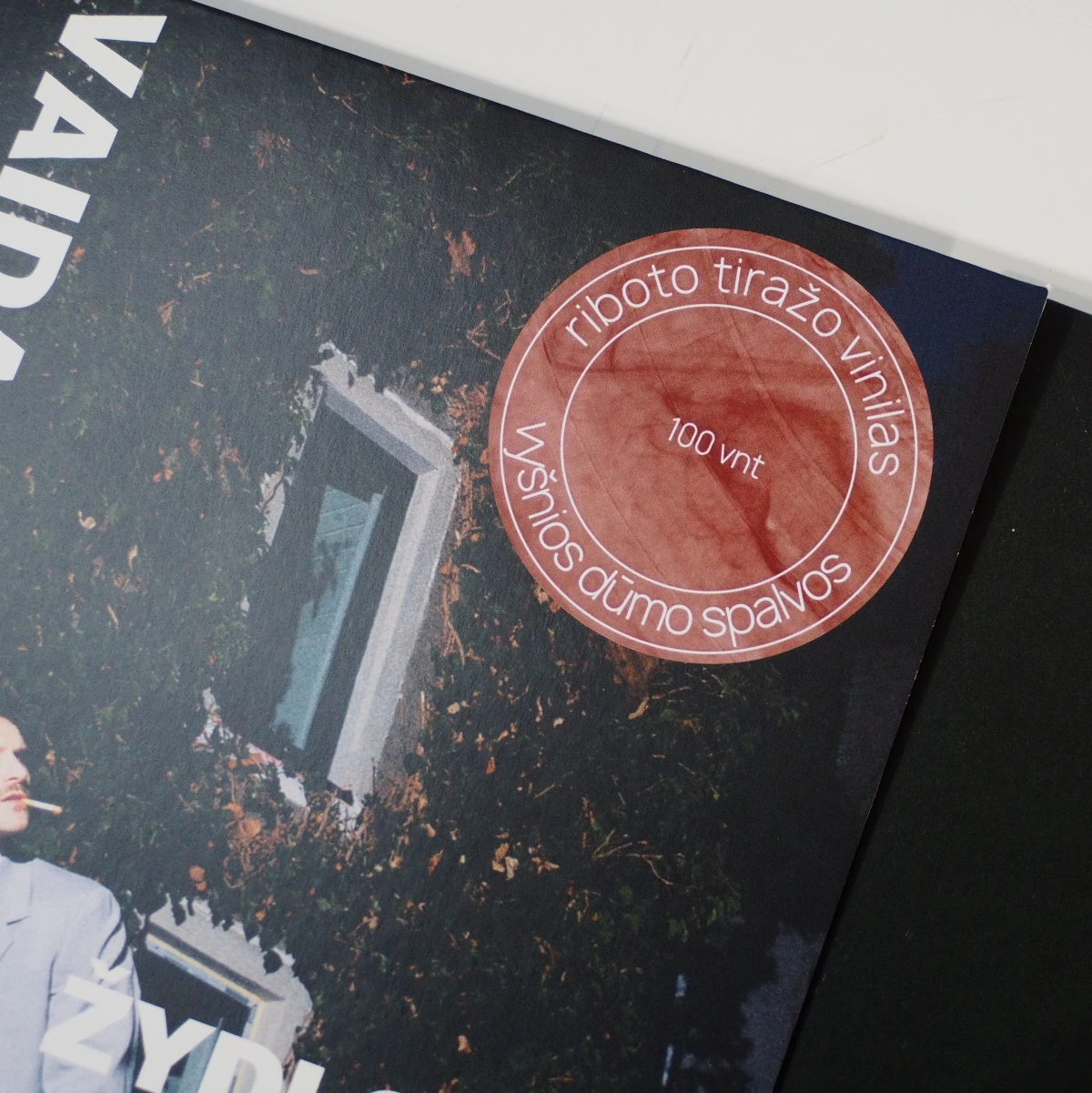 Album cover sticker: “riboto tiražo vinilas – vyšnios dūmo spalvos”