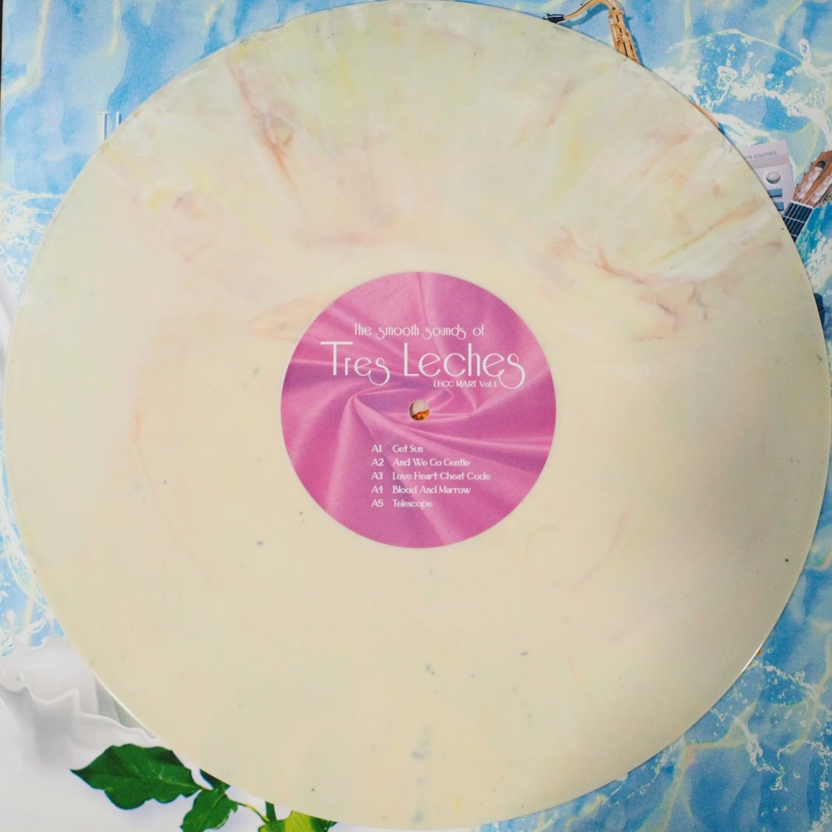 Top view of Tres Leches marble vinyl on splash background.